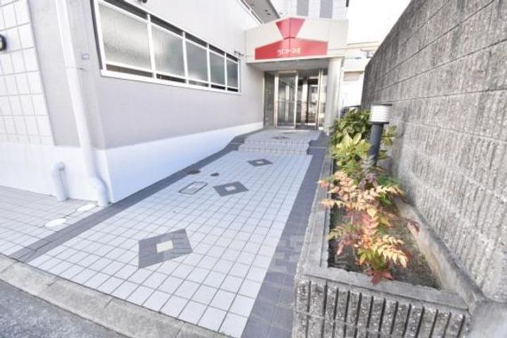 大阪府茨木市新中条町の賃貸マンションの玄関