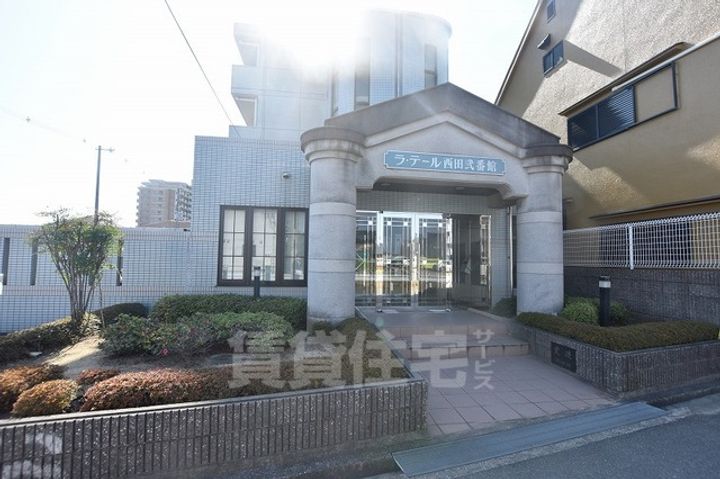 ラ・テール西田弐番館の玄関