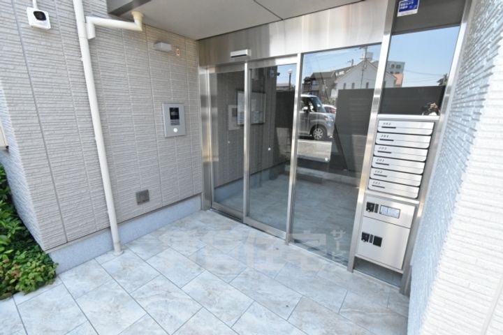 大阪府堺市西区鳳東町4丁の賃貸マンションの玄関