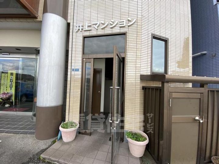 井上マンションの玄関