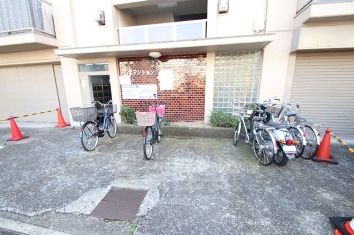 山本マンションの玄関