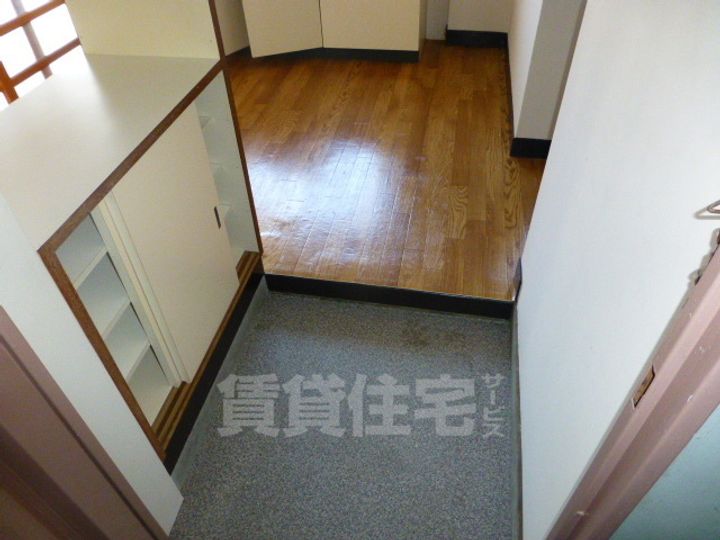 山本マンションの玄関