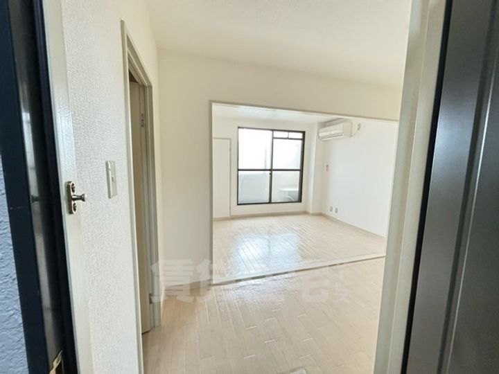 メゾンパシフィック三津屋302の玄関