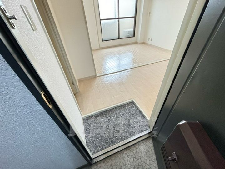 メゾンパシフィック三津屋302の玄関