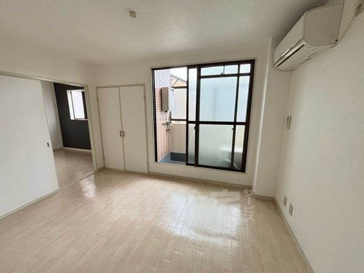 メゾンパシフィック三津屋302の居間