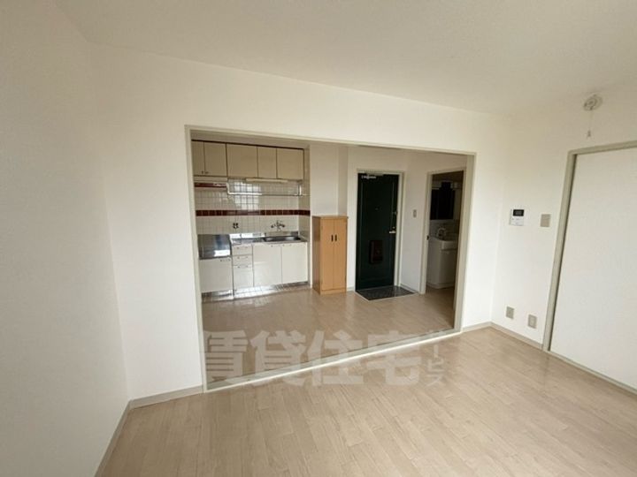 メゾンパシフィック三津屋302の居間