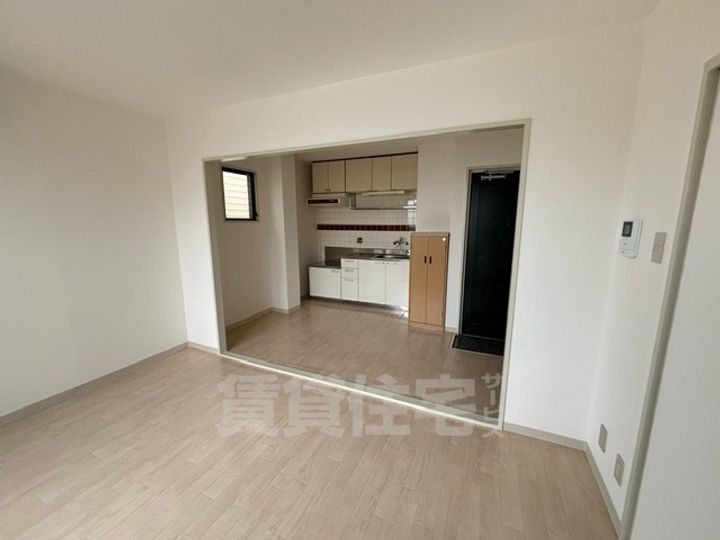 メゾンパシフィック三津屋302の居間