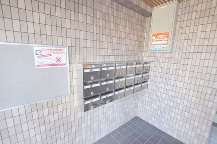 西山本ハイツの玄関