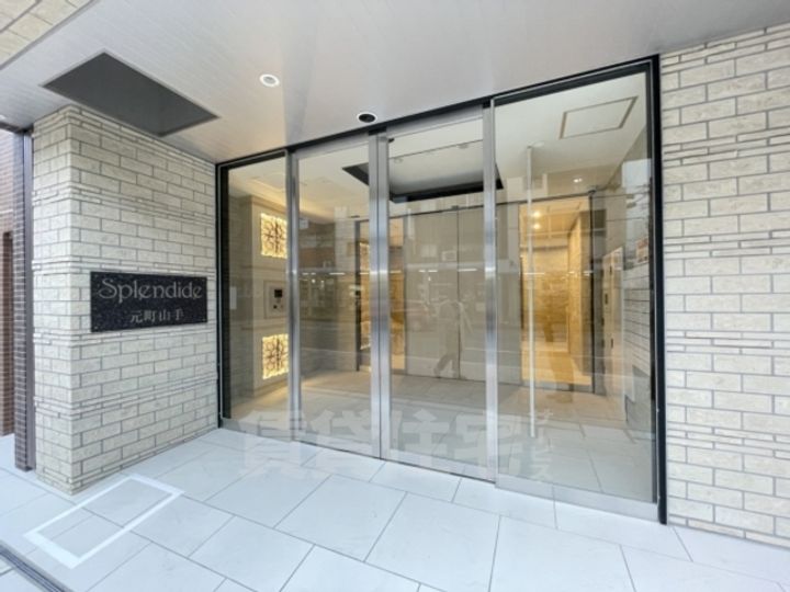 スプランディッド元町山手の玄関