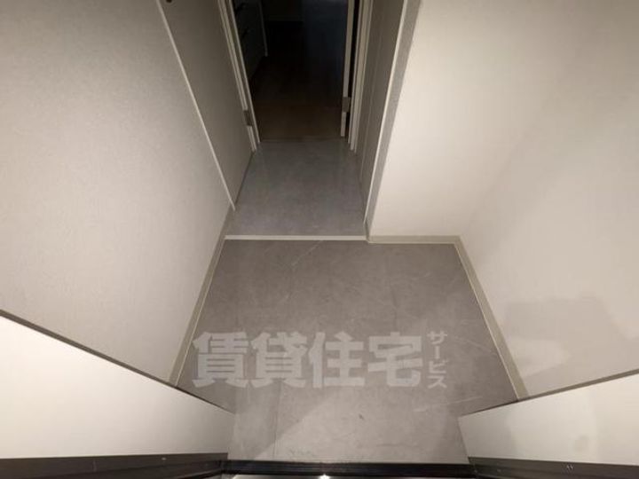 大阪府寝屋川市萱島桜園町の賃貸アパートの玄関