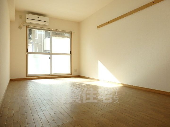 滋賀県草津市野路東4丁目の賃貸マンションの居間