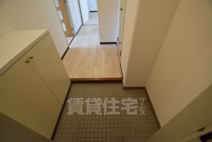 大阪府茨木市沢良宜西1丁目の賃貸マンションの玄関