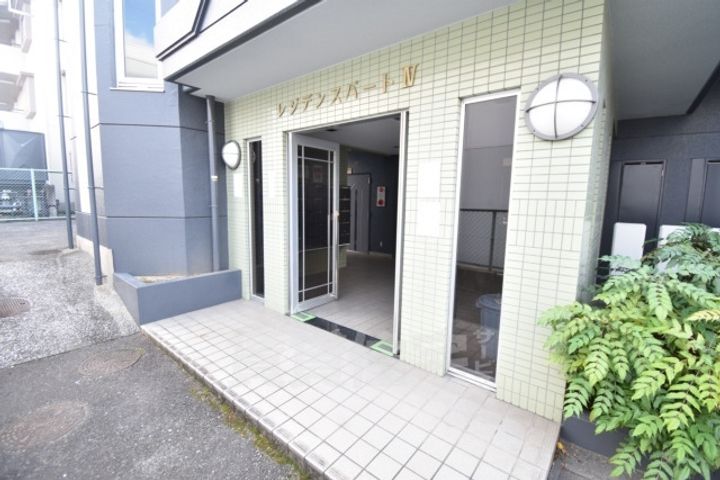 大阪府堺市西区神野町3丁の賃貸マンションの玄関