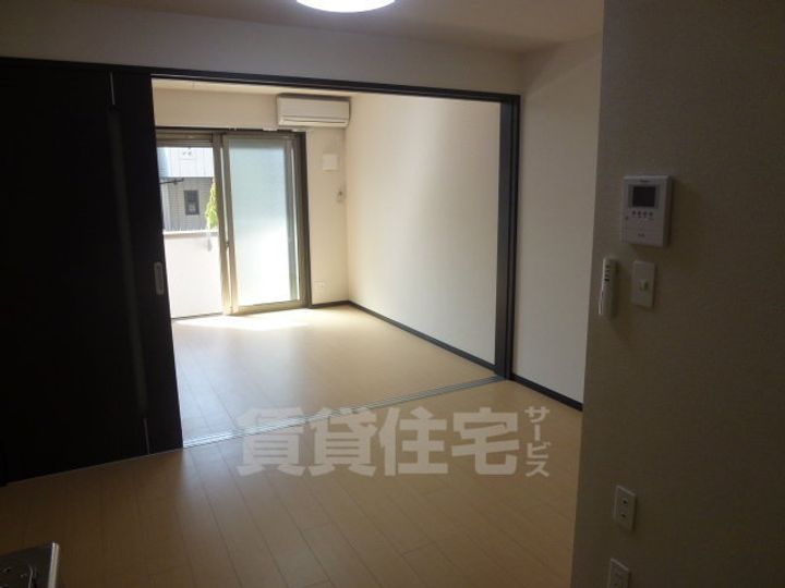大阪府堺市堺区北田出井町1丁の賃貸アパートの居間