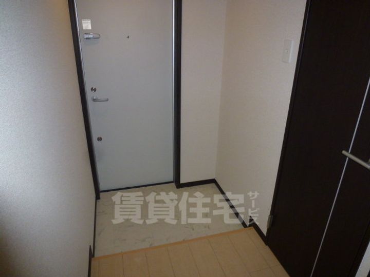 大阪府堺市堺区北田出井町1丁の賃貸アパートの玄関