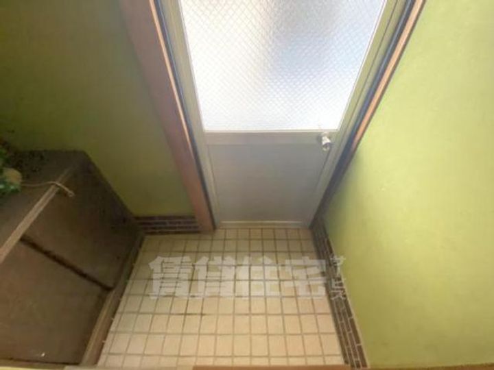 大阪府吹田市尺谷の賃貸アパートの玄関