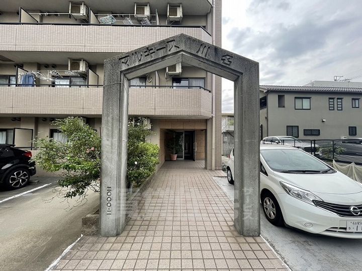 マルキース川名の玄関