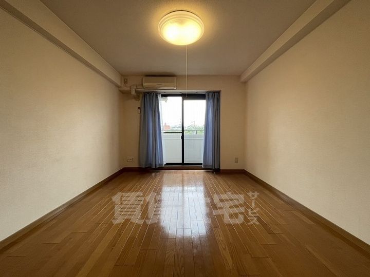 マルキース川名の居間