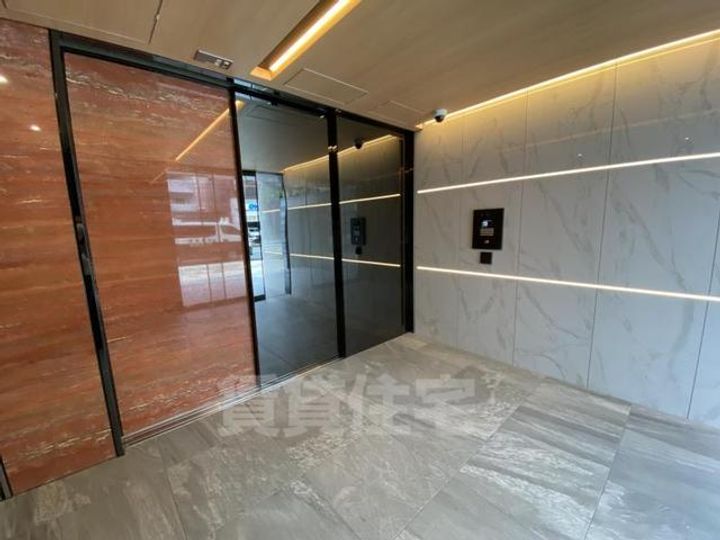 プレサンス昭和通ESRISEの玄関