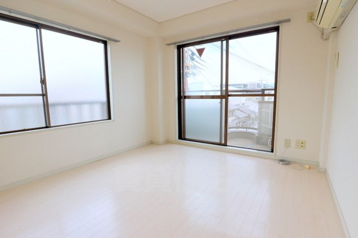 シャイニング桃山の居間