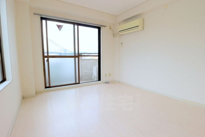 シャイニング桃山の居間