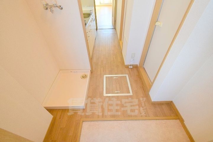 滋賀県草津市野路東4丁目の賃貸マンションの玄関