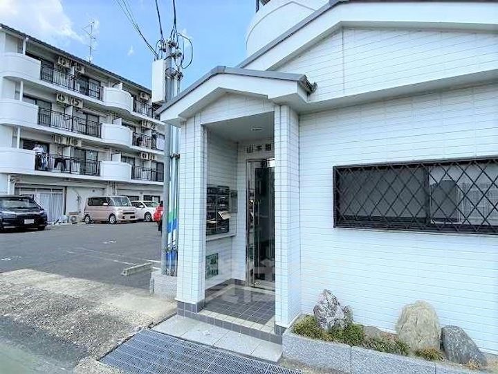 アイリスハイツ6号館の玄関