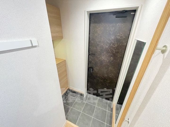 大阪府堺市堺区南田出井町2丁の賃貸マンションの玄関