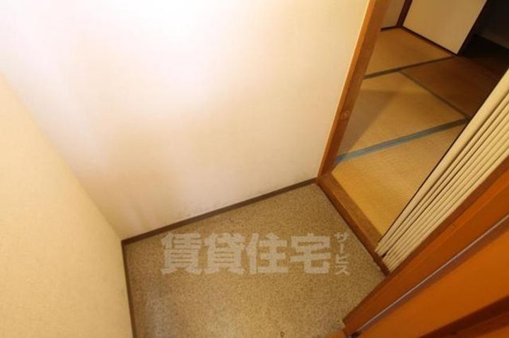 香里北ハイツの玄関