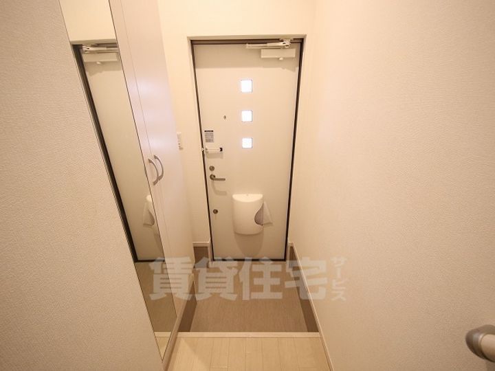 大阪府東大阪市西石切町3丁目の賃貸アパートの玄関