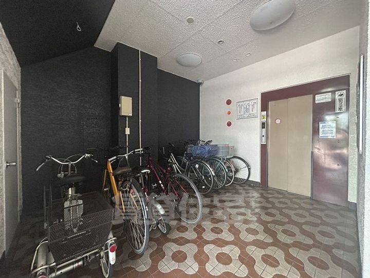 岡文ビルの玄関