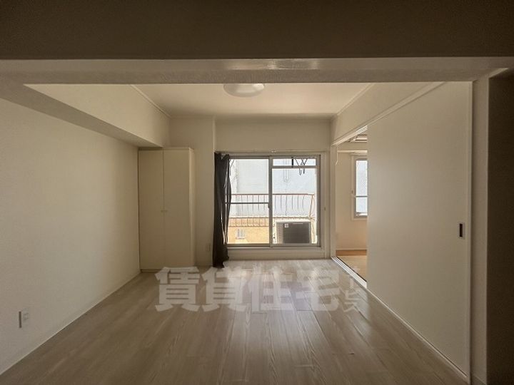 岡文ビルの居間