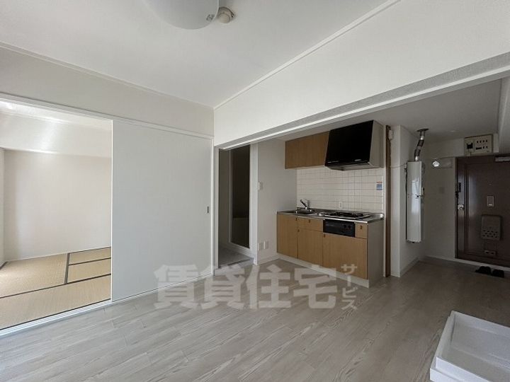 岡文ビルの居間