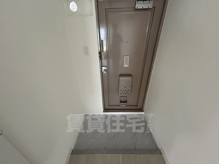 岡文ビルの玄関