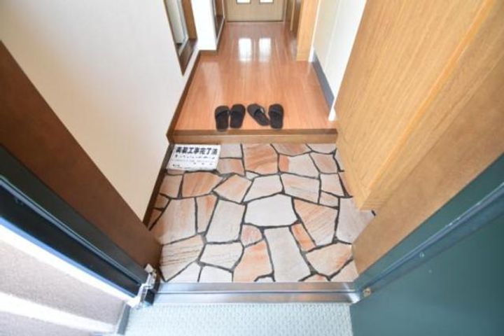 大阪府堺市北区新金岡町5丁の賃貸マンションの玄関