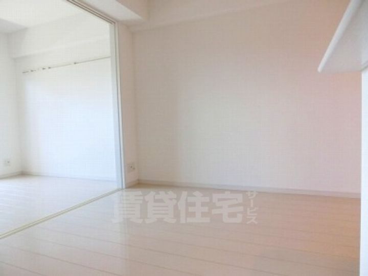 福岡県福岡市博多区吉塚6丁目の賃貸マンションの居間
