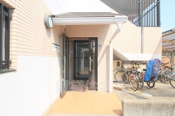 大阪府豊中市長興寺南3丁目の賃貸マンションの玄関
