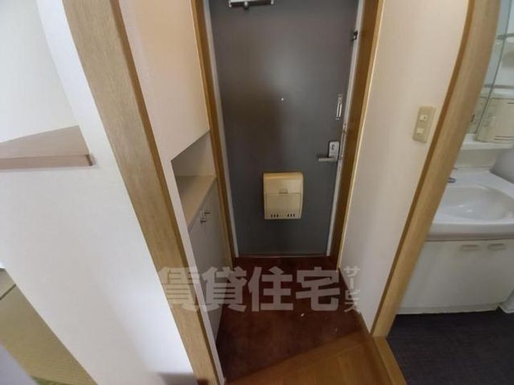 大阪府豊中市長興寺南3丁目の賃貸マンションの玄関