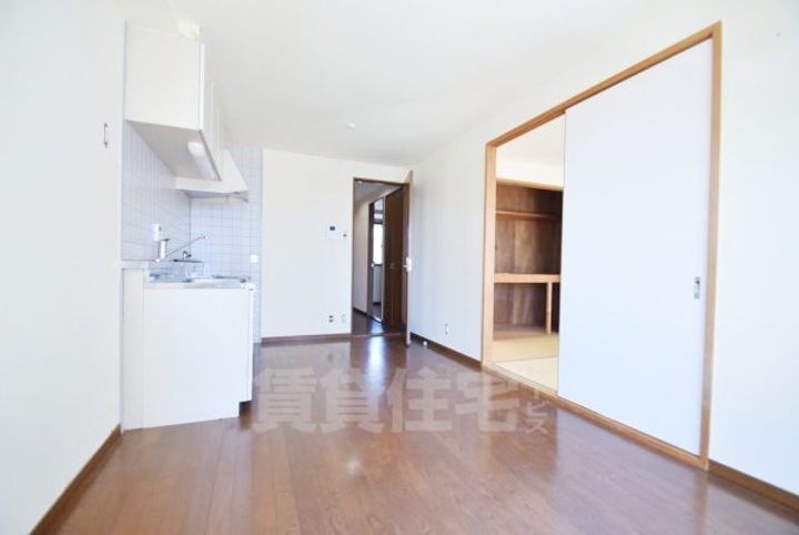 大阪府茨木市駅前1丁目の賃貸マンションの居間