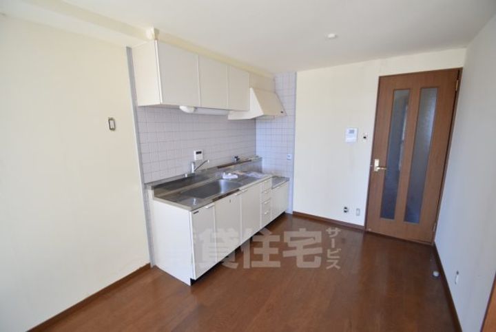 大阪府茨木市駅前1丁目の賃貸マンションの居間