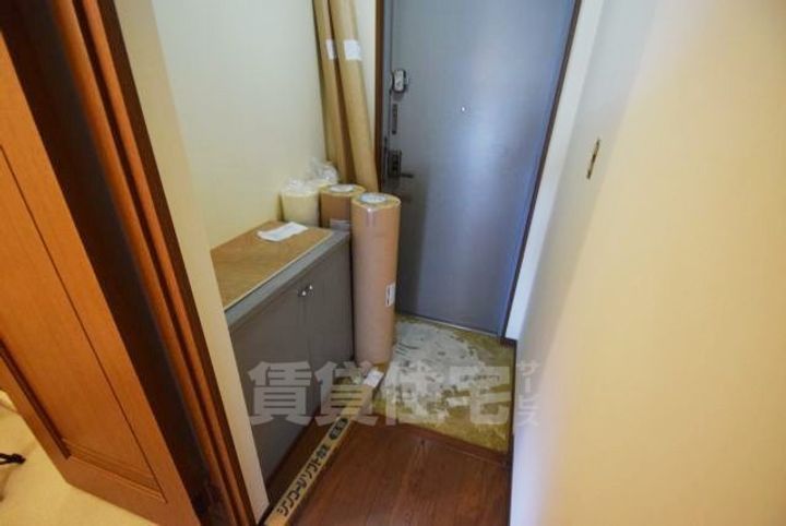 大阪府茨木市駅前1丁目の賃貸マンションの玄関