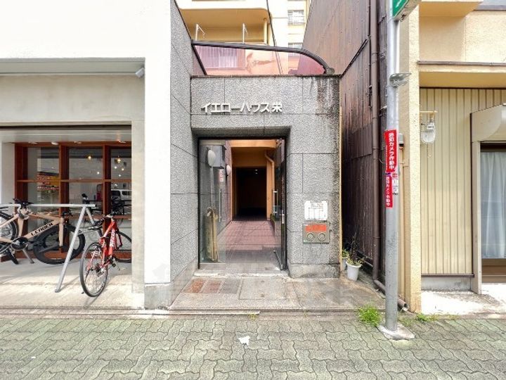 イエローハウス栄の玄関