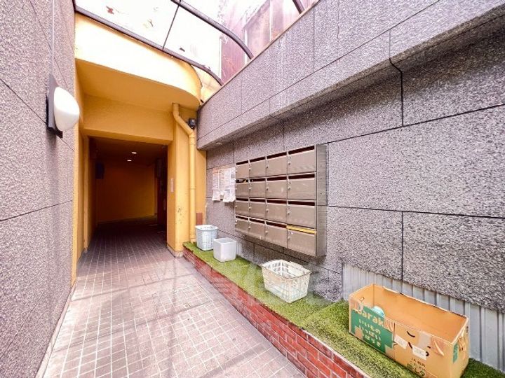 イエローハウス栄の玄関