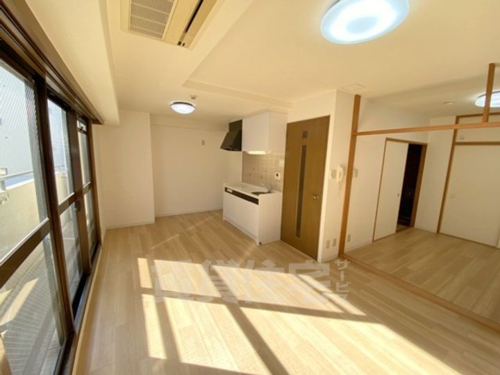 大阪府大阪市淀川区西宮原2丁目の賃貸マンションの居間