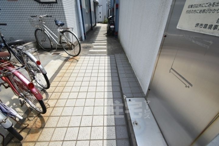 大阪府堺市西区津久野町2丁の賃貸マンションの玄関