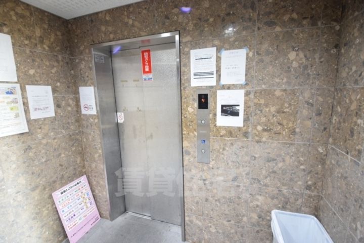 大阪府堺市西区上野芝町2丁の賃貸マンションの玄関
