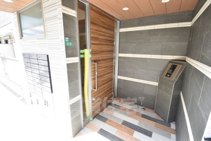 大阪府堺市西区浜寺石津町西4丁の賃貸アパートの玄関