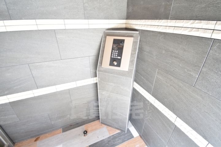 大阪府堺市西区浜寺石津町西4丁の賃貸アパートの玄関