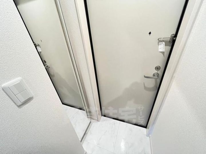 大阪府豊中市豊南町東3丁目の賃貸アパートの玄関