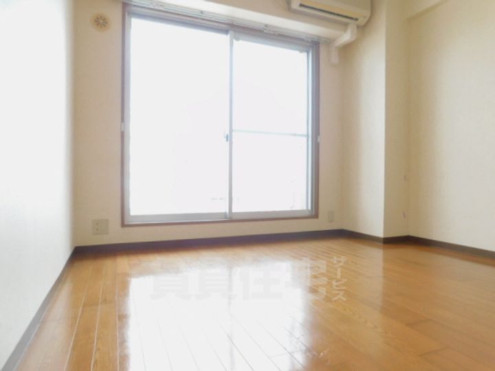 萱野ビルの居間